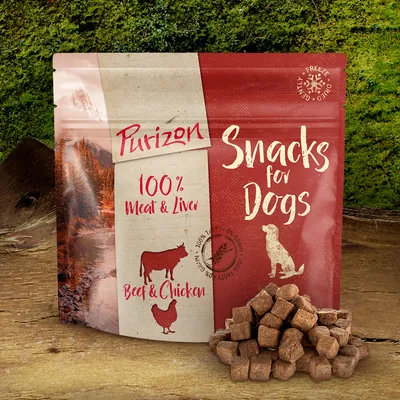 Purizon Snacks for Dogs, 100% Meat & Liver, Beef & Chicken. Frysetørrede hundesnacks i terninger foran posen. Synlig tekst: Freeze Dried Quality. Purizon Snacks for Dogs, 100% Meat & Liver, Beef & Chicken. Frysetørrede hundesnacks i terninger foran posen. Synlig tekst: Freeze Dried Quality.