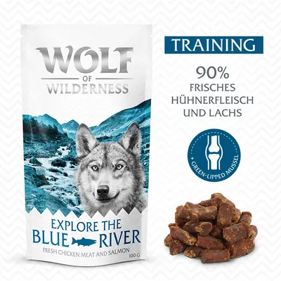 Wolf of Wilderness Explore the Blue River Training-Snacks, 90% frisches Hühnerfleisch und Lachs, mit Grünlippmuschel. Verpackung und Snackstücke sichtbar.