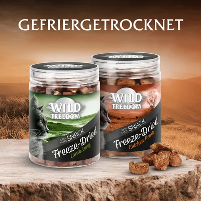 Wild Freedom gefriergetrocknete Snacks: Lamb Lung und Chicken Hearts, 100% pure Zutaten. Zwei Dosen vor Landschaftshintergrund.