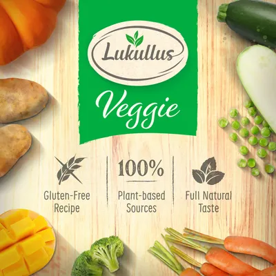 Lukullus Veggie. Gluten-Free Recipe, 100% Plant-based Sources, Full Natural Taste. Obraz przedstawia warzywa: ziemniaki, marchew, groszek, cukinia, brokuł, dynia, mango.