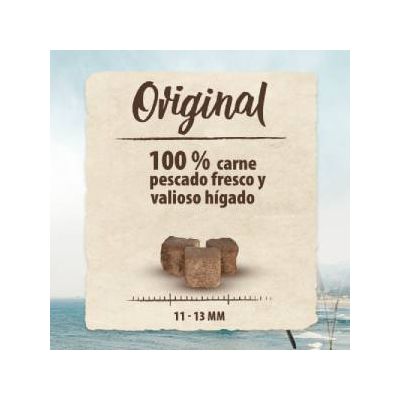 Original. 100 % carne, pescado fresco y valioso hígado. Cubos de alimento de 11–13 mm visibles en la imagen.