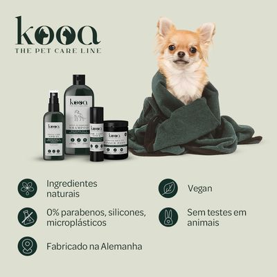 Frasco de spray kooa Scented Fur Spray, Frangipani Scent, com extrato de aloé vera e camomila. Rótulo visível em inglês. Duas flores amarelas ao lado do frasco.