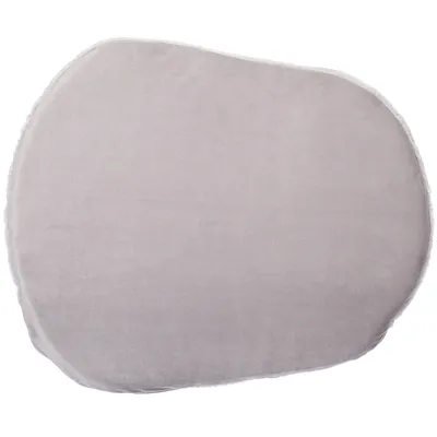 Sivý, oválny vankúš s mäkkým povrchom, vhodný ako doplnok k nábytku pre domáce zvieratá alebo na ležanie.