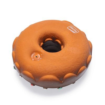 Giocattolo per cani a forma di ciambella marrone con punti colorati rossi, bianchi e turchesi.