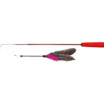 Rød kattelegetøjsstang med sort snor og fjer i brune, hvide og pink farver fastgjort for enden. Håndtag i rød plast.