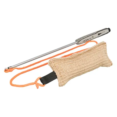 Træningspind i metal med håndtag, fastgjort orange snor og beige vævet bidestykke. Synligt sort bånd på bidestykket.