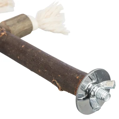 Perchoir en bois avec extrémités en corde et fixation métallique visible, adapté pour cage à oiseaux ou rongeurs. Matériaux visibles : bois, métal, corde.