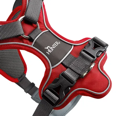 Arnés rojo para perro con correas ajustables, hebillas resistentes y logotipo Hunter en inserto negro.