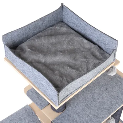 Tiragraffi con cuccia imbottita grigia in feltro e piattaforme in legno. Dettagli visibili: superficie morbida e bordi rialzati per comfort.
