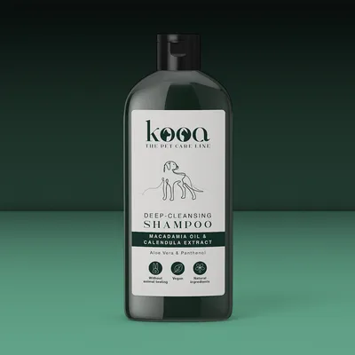kooa Deep-Cleansing Shampoo med macadamiaolja och ringblomsextrakt. Aloe vera och panthenol, ej djurtestat, veganskt, naturliga ingredienser.