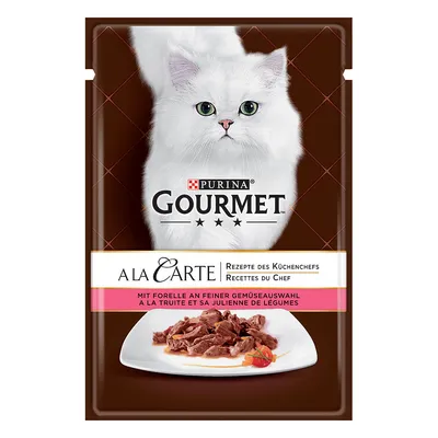 Purina Gourmet A La Carte. Recepty šéfkuchaře s pstruhem a výběrem zeleniny. Obal zobrazuje bílého perského kocoura a servírované krmivo pro kočky na talíři.
