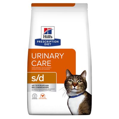 Hill's Prescription Diet s/d kattefoder med billede af kat, tekst: PLEJE AF URINVEJE og orange kyllingesymbol øverst til højre på posen.