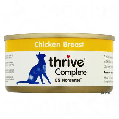 Burk med kattmat, text: Chicken Breast, thrive Complete, 0% Nonsense. Gul och vit etikett med blå siluett av katt.