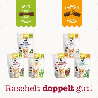 GimCat Snacks für Katzen: Soft Snack und Crunchy Snack. Sorten: Ente Blaubeeren, Huhn Thymian, Lachs Petersilie, Truthahn Cranberries, Huhn Rosmarin, Ente Katzenminze. Raschelt doppelt gut!
