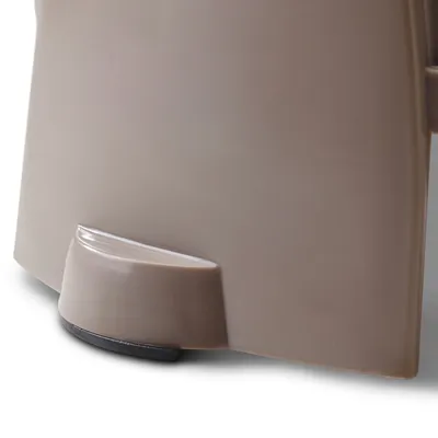 Close-up van een bruine kunststof poot met antislip onderlaag, onderdeel van een groter product.