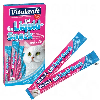 Vitakraft Cat Liquid-Snack 6x с сьомга, OMEGA 3. Кутия и две индивидуални опаковки с изображение на бяла котка. Видим текст на английски, немски, френски и италиански. Vitakraft Cat Liquid-Snack 6x с сьомга, OMEGA 3. Кутия и две индивидуални опаковки с изображение на бяла котка. Видим текст на английски, немски, френски и италиански.