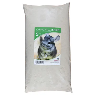 Sachet de sable pour chinchillas Papillot, étiquette verte avec photo de chinchilla, texte visible : CHINCHILLASAND 5 kg. Code-barres et logo Papillot en bas de l’étiquette. Sachet de sable pour chinchillas Papillot, étiquette verte avec photo de chinchilla, texte visible : CHINCHILLASAND 5 kg. Code-barres et logo Papillot en bas de l’étiquette.