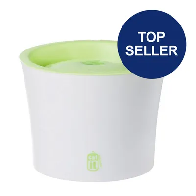 Catit Trinkbrunnen mit grünem Deckel, weißer Behälter. Blauer Kreis mit Text 'Top Seller'.