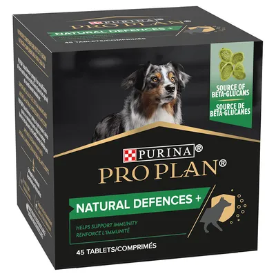 Balení Purina Pro Plan Natural Defences+, 45 tablet, nápis Source of Beta-Glucans, obrázek psa a tablety na obalu. Balení Purina Pro Plan Natural Defences+, 45 tablet, nápis Source of Beta-Glucans, obrázek psa a tablety na obalu.