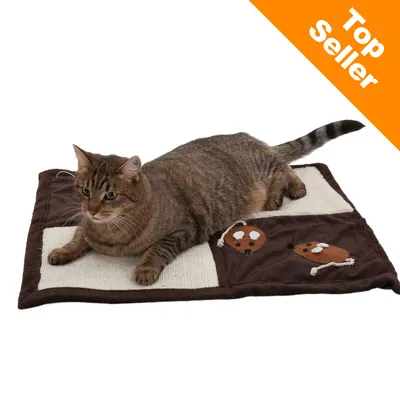 Kočka leží na hnědé a béžové podložce s motivem dvou myší, v pravém horním rohu oranžový nápis Top Seller.