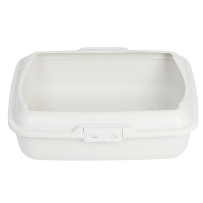 Bela plastična odprta mačja straniščna školjka s snemljivim robom, brez pokrova ali dodatkov.