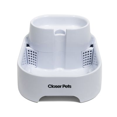 Fontanella per acqua in plastica bianca con due filtri inclusi, marchio Closer Pets visibile sulla parte anteriore.