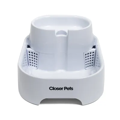 Fontanella per acqua in plastica bianca con due filtri inclusi, marchio Closer Pets visibile sulla parte anteriore.