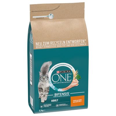 Опаковка Purina ONE Bifensis Adult за котки, 5,7 кг. Видими са изображение на котка, пилешко месо и текст на немски: 'Reich an Huhn als Zutat Nr. 1'.