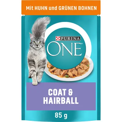 Sachet Purina ONE Coat & Hairball 85 g, visible texte : Mit HUHN und GRÜNEN BOHNEN, image de morceaux de nourriture pour chat et d’un chat gris.