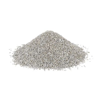 Насыпь серого гранулированного наполнителя для кошачьего туалета без упаковки, материал похож на глину или минералы. Видны мелкие и средние гранулы.