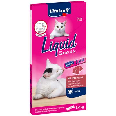 Vitakraft Liquid Snack med leverpølse, biotin, uden tilsatte farve- og konserveringsmidler, 6x15 g, Topmærke 2024, lavt kalorieindhold. Kat slikker snacken.