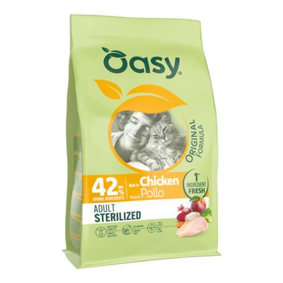 Oasy Original Formula Adult Sterilized, 42% componenti animali, ricco in pollo, 1° ingrediente fresco, con immagini di verdure e simboli per digestione, vie urinarie, pelle e pelo.
