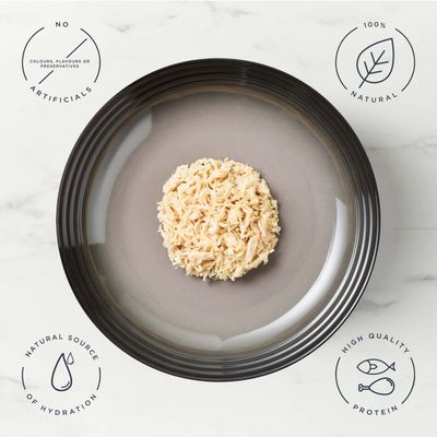 Schale mit zerkleinertem Futter, umgeben von Text: keine künstlichen Zusätze, 100% natürlich, natürliche Quelle für Flüssigkeit, hochwertiges Protein.
