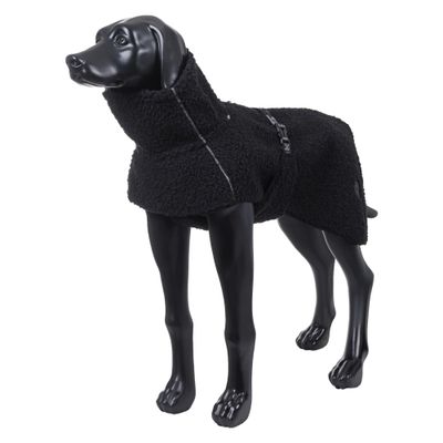 Svart hundjacka i fleece på en svart hundstaty, med reflekterande rand och synlig sidostängning.