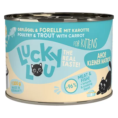 Boîte Lucky Lou pour chatons, volaille et truite avec carotte, 200 g, >96 % viande et poisson, texte en anglais et allemand, fabriqué en Allemagne, illustrations de chats noirs.