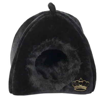 Niche noire en tissu avec entrée ronde bordée de fourrure et motif couronne dorée brodée sur le coin inférieur droit.