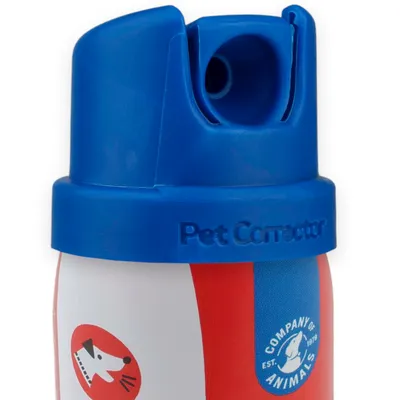 Bouchon bleu avec texte en relief « Pet Corrector », logo Company of Animals et illustration de chien sur l’étiquette du flacon visibles.