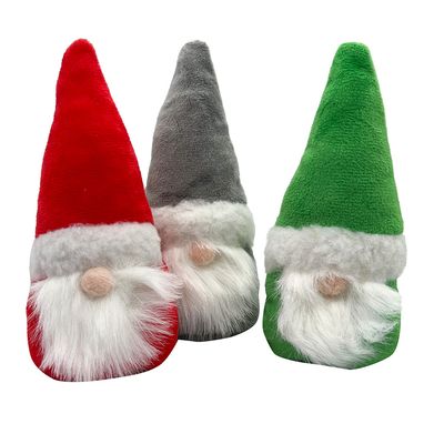 Tre plyschdvärgar i rött, grått och grönt med vita skägg och mössor. Passar som leksak eller dekoration.