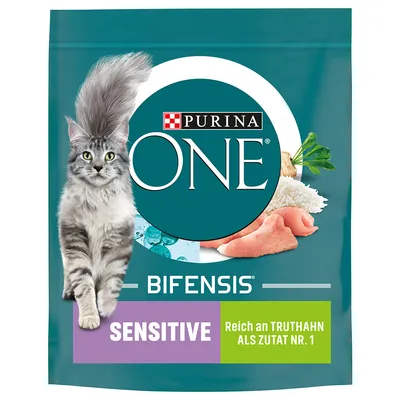 Purina ONE Bifensis Sensitive, reich an Truthahn als Zutat Nr. 1. Verpackung mit Katze und Zutaten wie Reis, Truthahn und Petersilie.