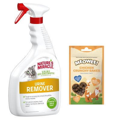 Nature's Miracle Oxy Formula Eliminador de manchas incrustadas en spray y Meowee! Chicken Crunchy Bakes, paquete mostrados uno al lado del otro.