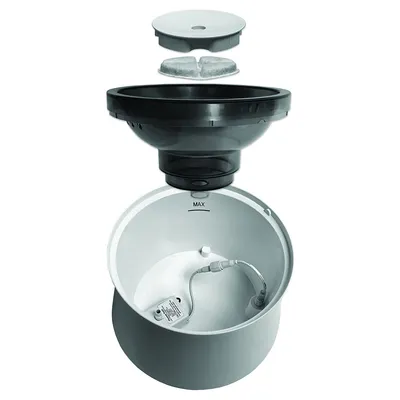 Fuente de agua desmontada para mascotas, muestra recipiente con indicador MAX, filtro dividido en dos partes, tapa superior y componentes internos visibles.