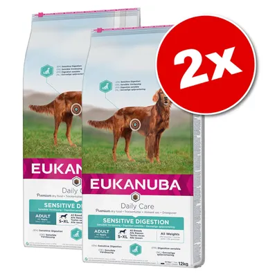 Lot de 2 sacs Eukanuba Daily Care Sensitive Digestion pour chien adulte, toutes races, tous poids, 12 kg chacun. Texte visible : digestion sensible, S–XL, à partir de 1 an.