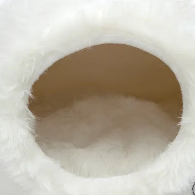 Niche ou panier pour animal en forme de dôme, intérieur et extérieur recouverts de fausse fourrure blanche, entrée ronde visible.