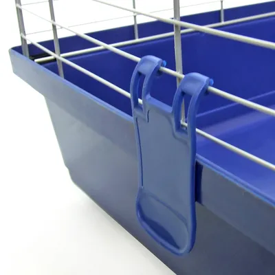 Nahaufnahme eines blauen Kunststoffclips, der ein Metallgitter an einer blauen Kunststoffwanne befestigt.