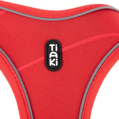 Rotes Tiaki-Geschirr mit reflektierenden grauen Akzenten und Tiaki-Logo auf der Vorderseite.