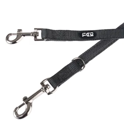 Accessoire de laisse pour chien gris avec deux mousquetons en métal et un logo FDX sur la sangle.