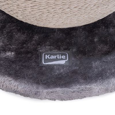 Harmaa sisalista valmistettu raapimapallo, jossa joustavassa nauhassa plyysipallo, pyöreällä plyysipohjalla.