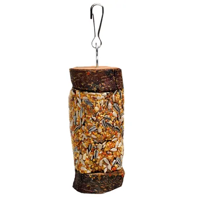Bloc de graines pour oiseaux inséré dans un tronc en bois avec crochet métallique pour suspension, mélange visible de graines et morceaux de bois naturel.