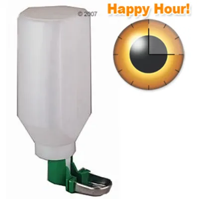 Abreuvoir en plastique blanc avec base verte et bec métallique, texte visible : Happy Hour! et une horloge stylisée indiquant 15 heures. Abreuvoir en plastique blanc avec base verte et bec métallique, texte visible : Happy Hour! et une horloge stylisée indiquant 15 heures.