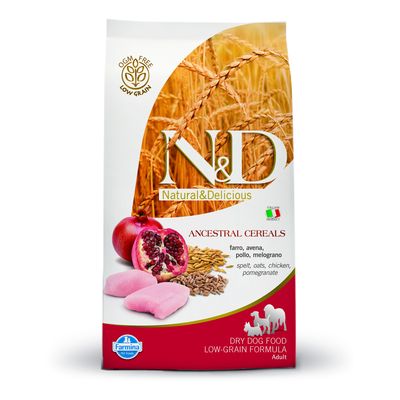 Опаковка на N&D Natural & Delicious Ancestral Cereals суха храна за кучета с изображение на нар, зърнени култури и пилешко. Видими текстове: OGM FREE LOW GRAIN, Farmina Pet Foods.